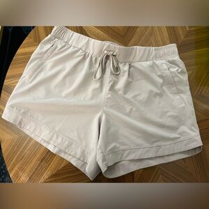 Calia by Carrie Underwood Size Large Journey Athletic Shorts, 5” Inseam.